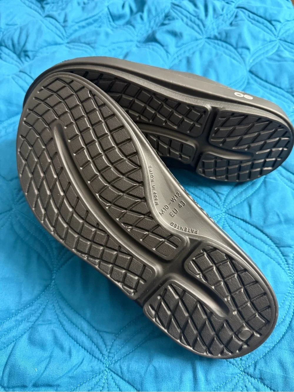 OOFOS Black OOAHH Sandals - Comfortable Lightweight Slip-On